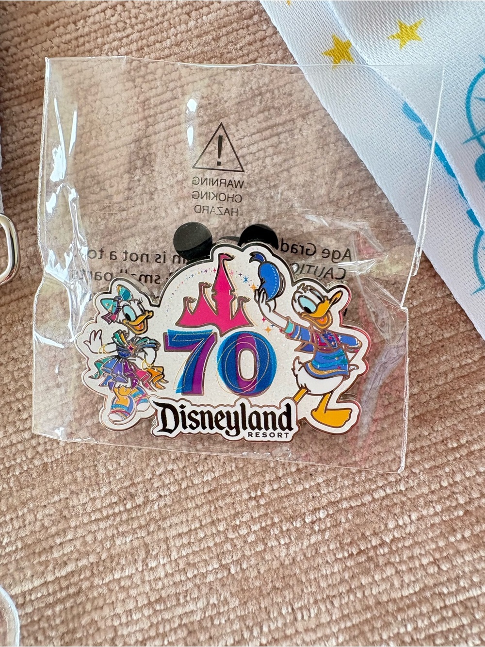 Disney 70th Anniversary White Celebration Lanyard & Pin Daisy & Donald Duck - Picture 4 of 4